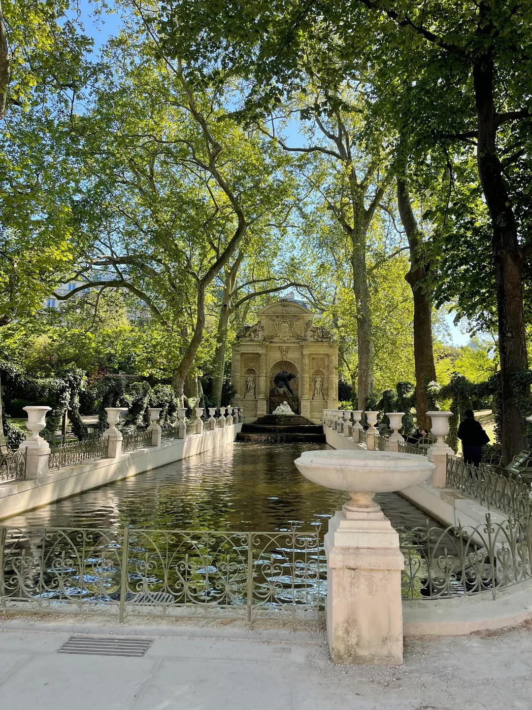 Luxembourg Gardens in Paris with formal lawns, tree-lined paths, and the Medici Fountain.