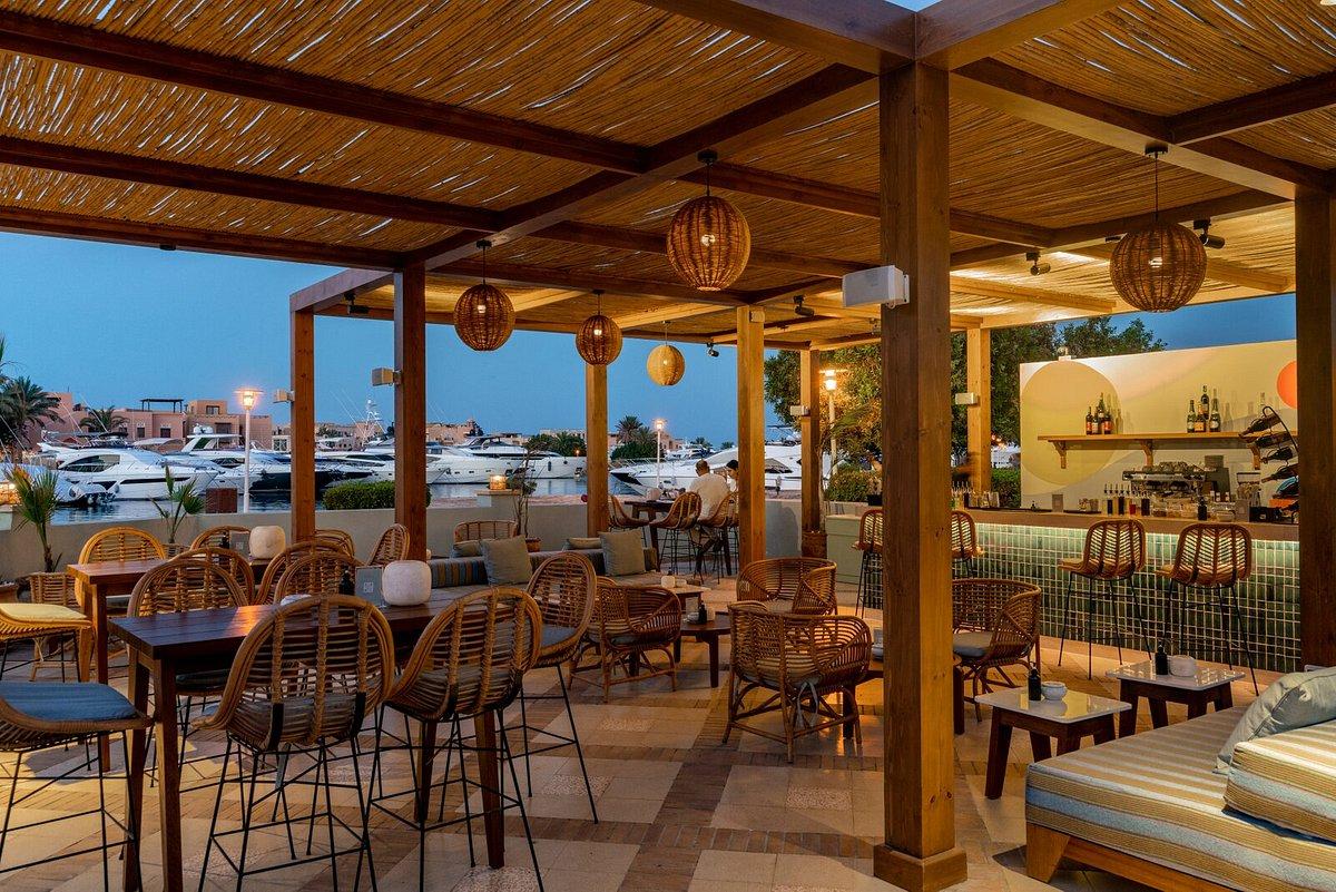 Butter chicken and tandoor breads at Tandoor restaurant El Gouna